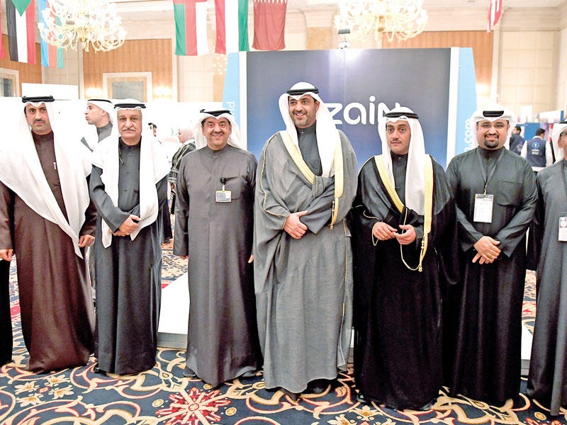 محمد العبدالله وطلال الخرافي في جناح «زين»