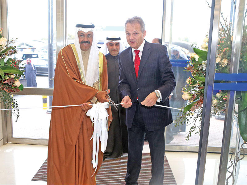 محافظ حولي يفتتح الفرع وبجواره ريتشارد جروفس 