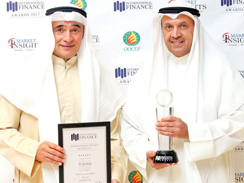 علي معرفي وعبدالله السميط يتسلمان الجائزة