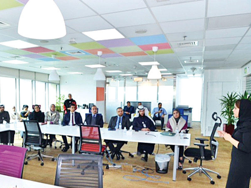 العريفي خلال اللقاء مع موظفي البنك 