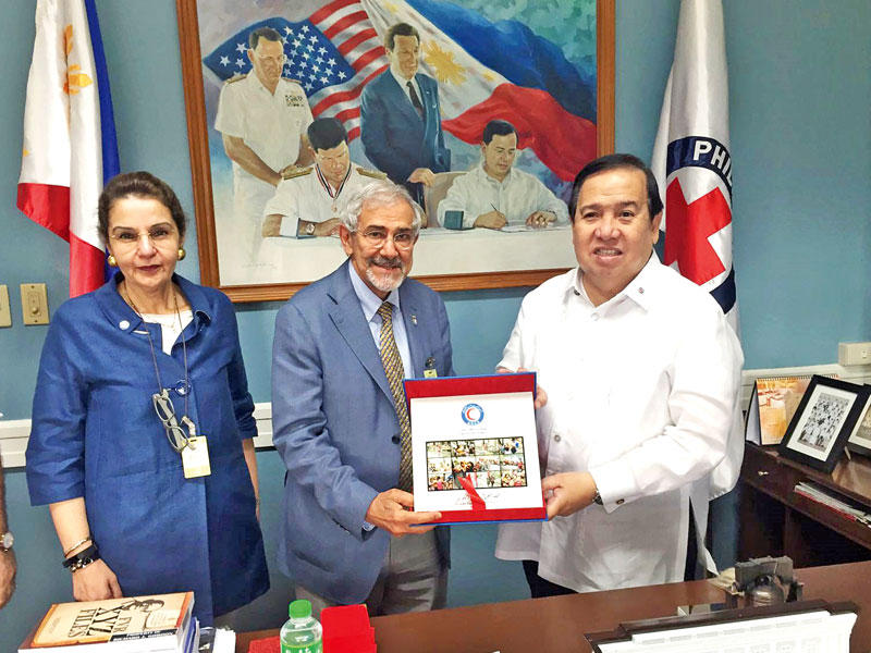  الساير خلال لقائه رئيس الصليب الأحمر الفلبيني