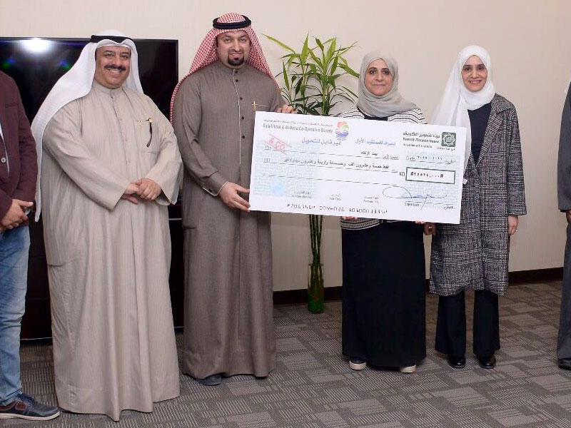 وفد تعاونية الصليبيخات يسلم الزكاة لمسؤولة بيت الزكاة