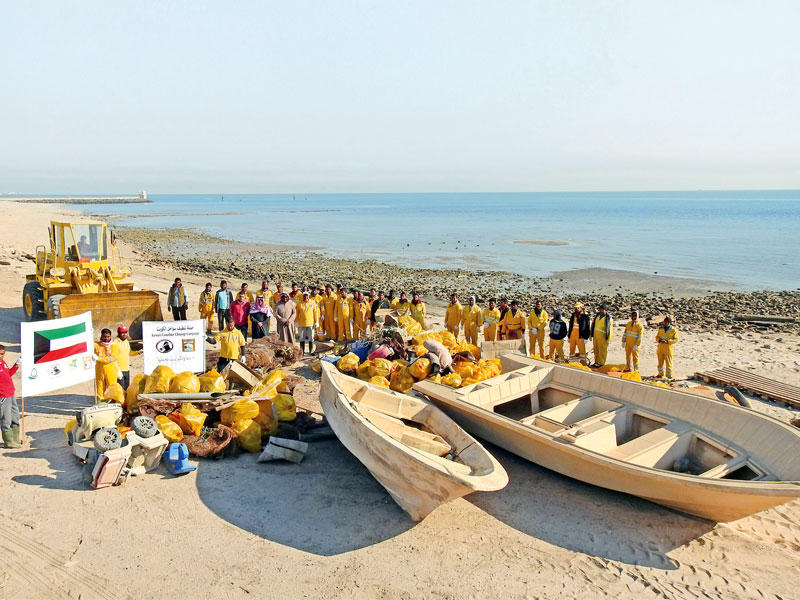 جانب من رفع المخلفات من ساحل البدع البحري