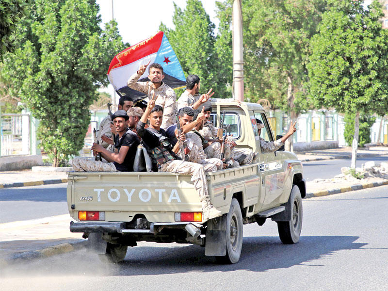 عناصر انفصالية مسلحة ترفع علم «اليمن الجنوبي» على متن شاحنة صغيرة في عدن أمس الأول (رويترز)