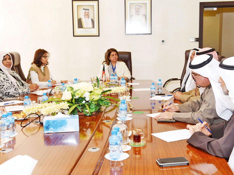 العوضي خلال اجتماعها بممثلي جمعيات النفع العام المعنية بالمعاقين