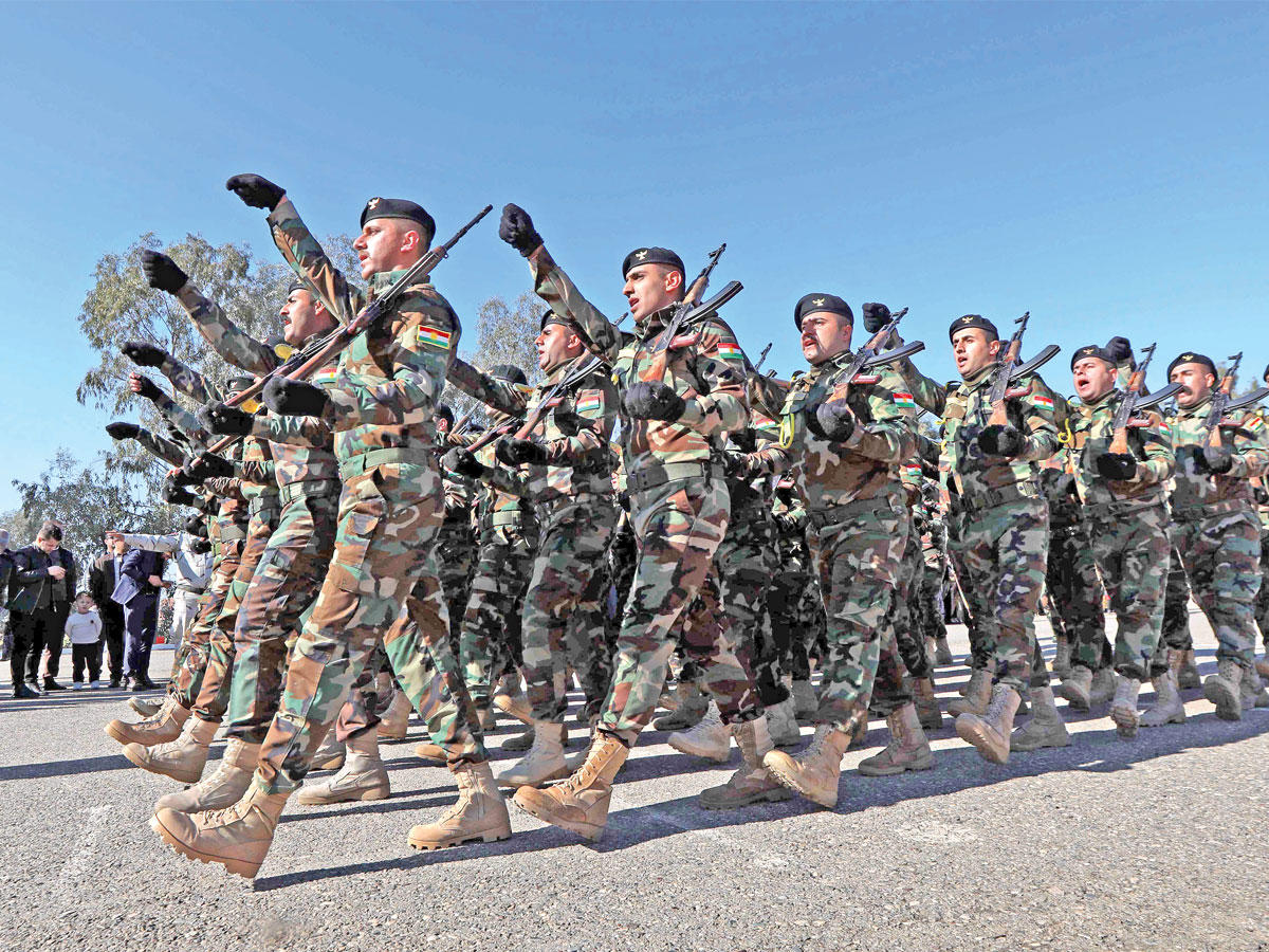 جانب من حفل تخرج قوات البيشمركة في أكاديمية زاخو العسكرية في شمال العراق أمس (أ ف ب)