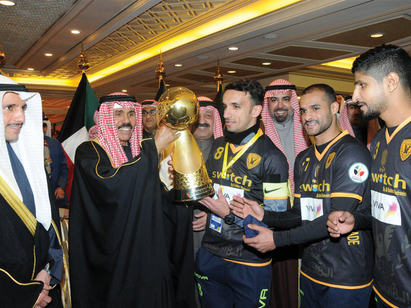 سمو ولي العهد يتوج القادسية بكأس البطولة أمسn