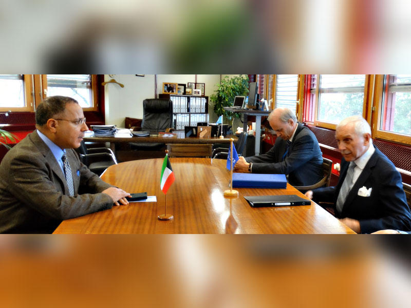 السفير جمال الغنيم خلال اجتماعه مع المدير العام للمنظمة الدولية للهجرة السفير وليام سوينغ لتسليمه دعوة رسمية لحضور المؤتمر الدولي لاعادة إعمار العراق