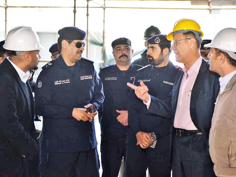 اللواء خالد عبدالله فهد يستمع إلى شرح حول مبنى «التيرمنال 6»