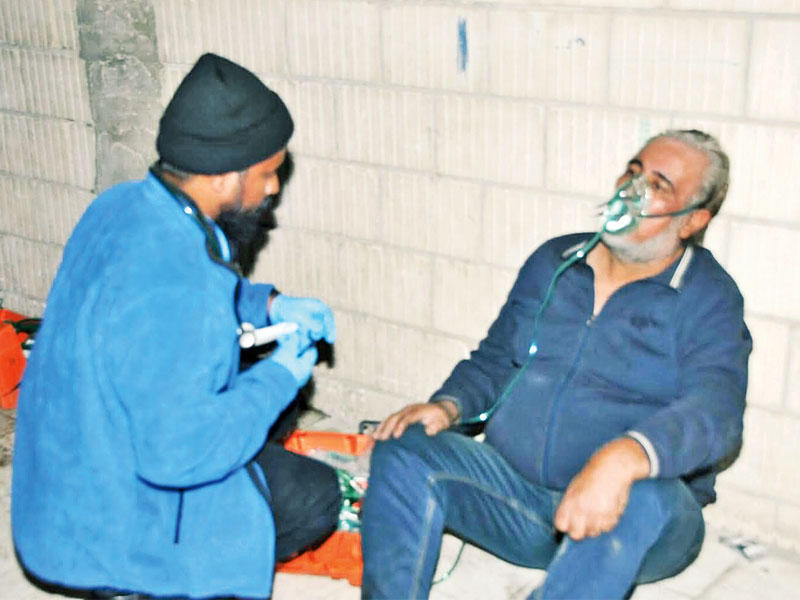 إسعاف أحد المصابين في حريق عمارة حولي 