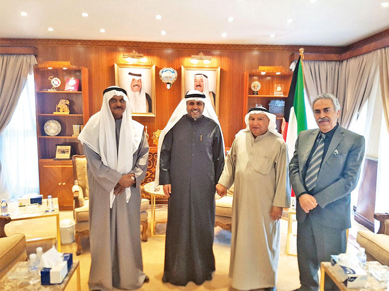 من اليمين: أنطوان بارا ومحمد الخضر والوزير الجبري ومساعد الغوينم