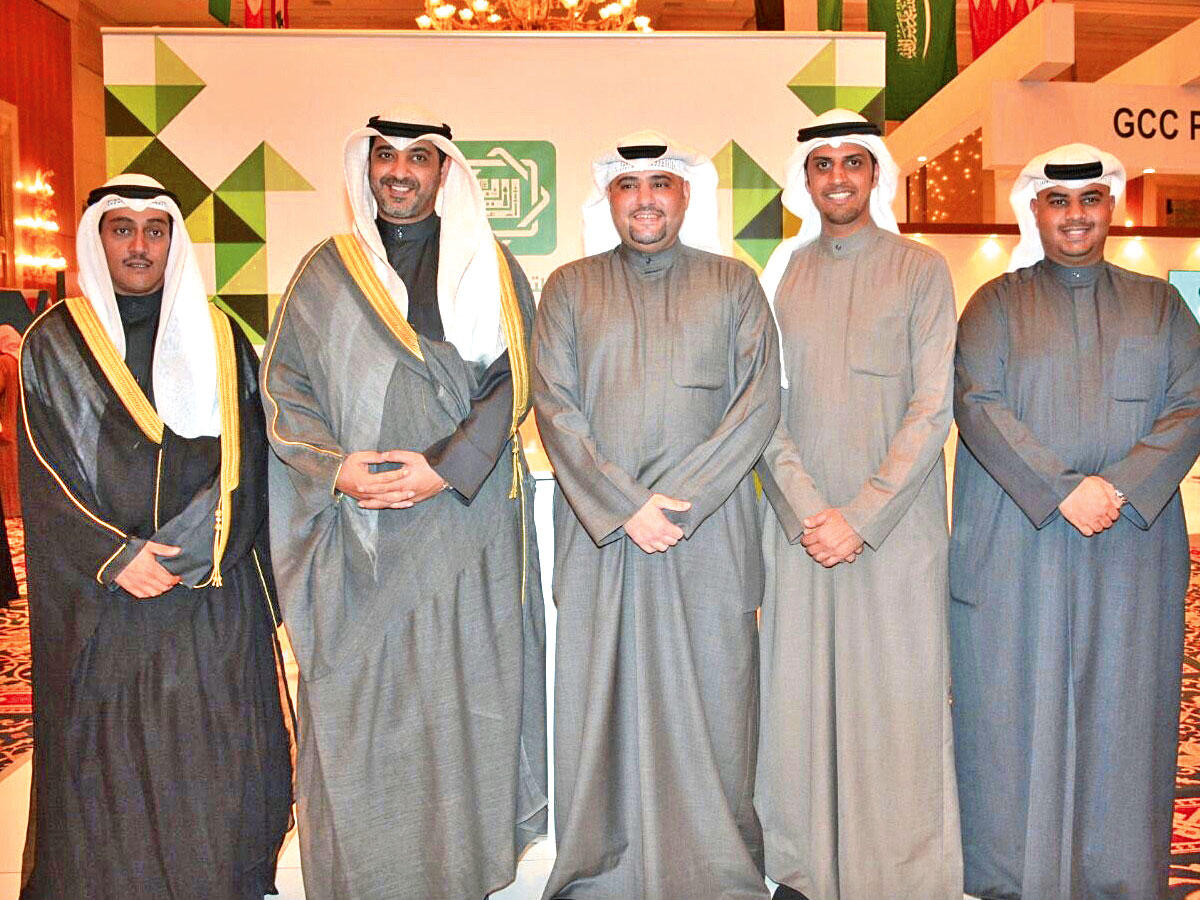 العبدالله بجانب مسؤولي «بيتك» والنادي العلمي 