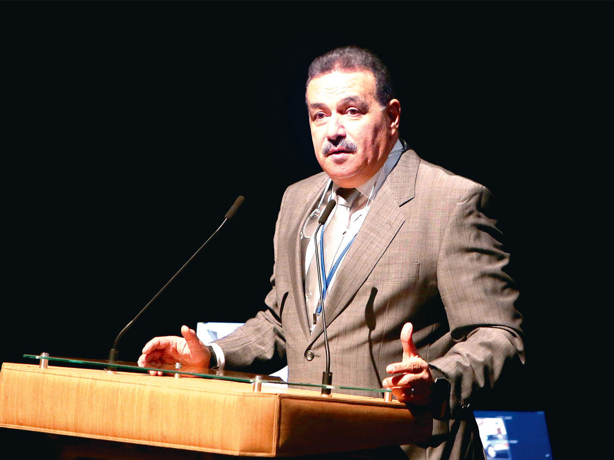 مدحت توفيق متحدثاً إلى الحضور