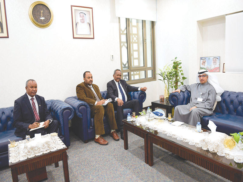 وزير العمل السوداني خلال زيارة بيت الزكاة