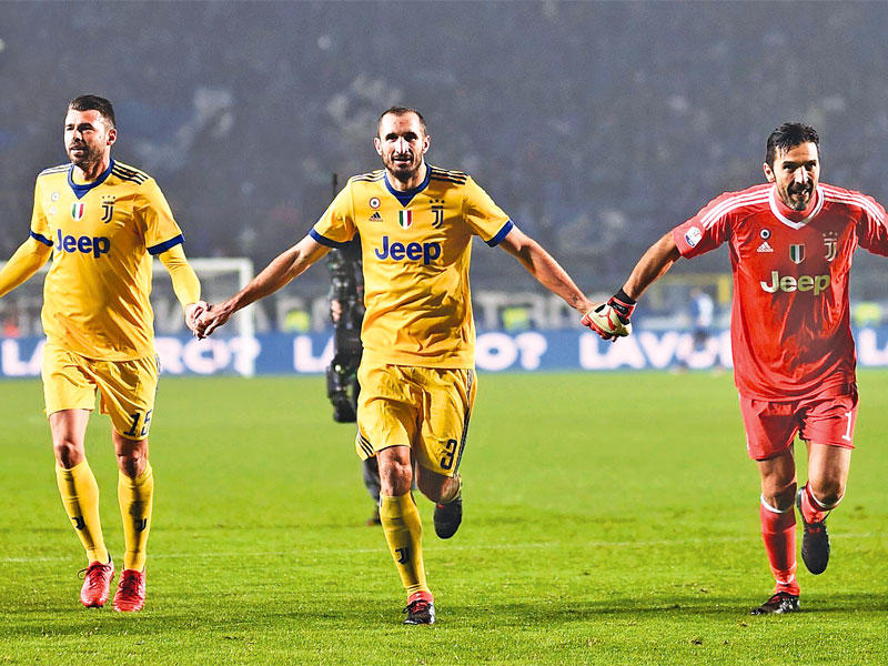 فرحة لاعبي يوفنتوس بعد الفوز على أتالانتا