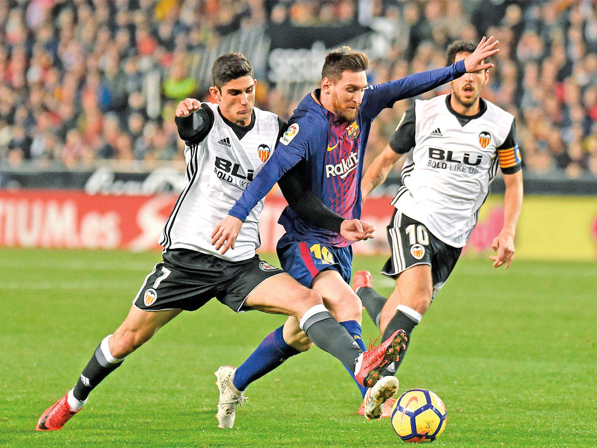 ميسي نجم برشلونة خلال مواجهة فالنسيا في الدوري الإسباني