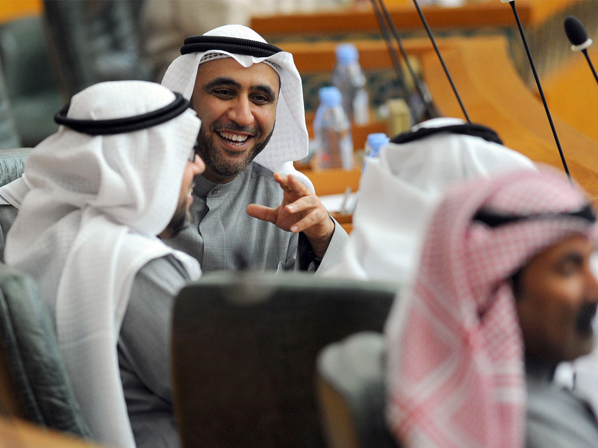 الدلال والشاهين في ابتسامة مشتركة خلال الجلسة