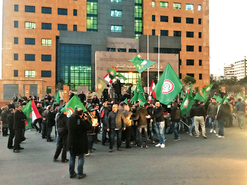 أنصار «أمل» يتظاهرون أمام وزارة التربية أمس 