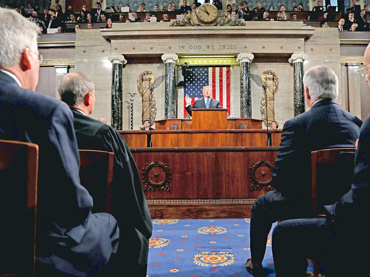 ترامب ملقياً خطاب «حال الاتحاد» أمام الكونغرس فجر أمس (أ ف ب)