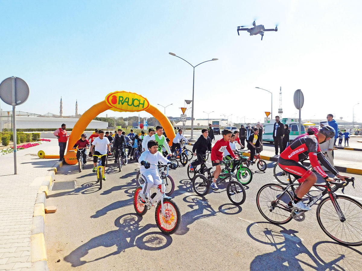 لحظة الانطلاق في سباق الدراجاتn