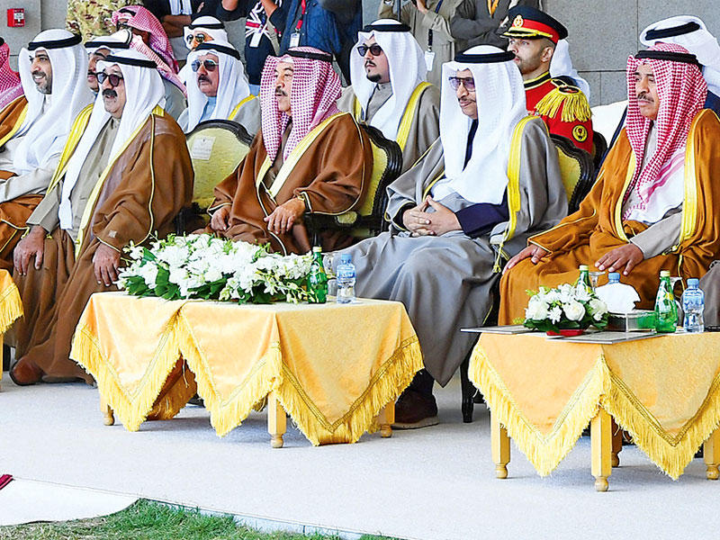 المبارك متوسطاً المشاركين في احتفال رفع العلم بمركز جابر الثقافي أمس