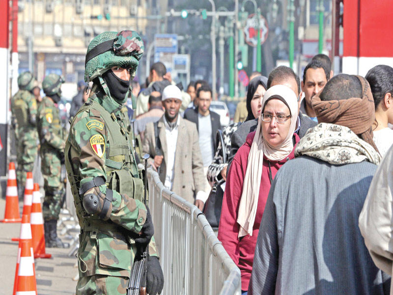 صورة بثت أمس عن التموضع الأمني قرب مقر الهيئة العليا للانتخابات في القاهرة بتاريخ 29 يناير الماضي  (إي بي أيه)   