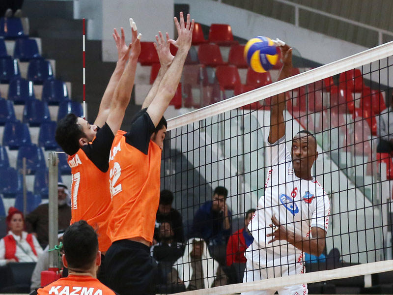 الكويت وكاظمة في مباراة الطائرة (تصوير جورج رجي)