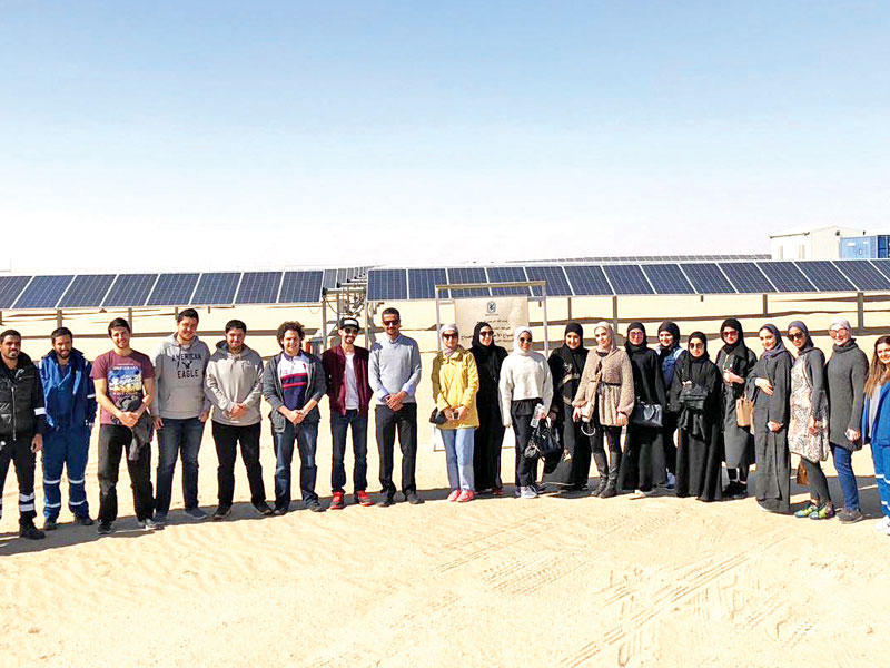 صورة جماعية للطلبة خلال زيارتهم للمحطة