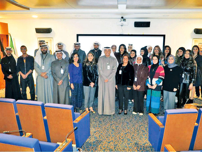 صورة جماعية للخريجين الجدد في البرنامج التدريبي للبنك