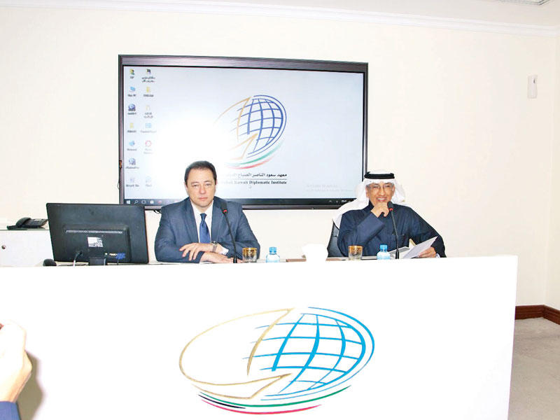 مدير الاكاديمية الدبلوماسية الأوكرانية سيرجي كورزونسكي والسفير عبدالعزيز الشارخn