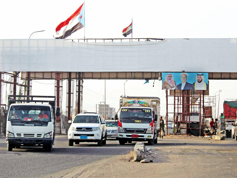 نقطة تفتيش تخضع لمقاتلي «المجلس الانتقالي الجنوبي» شمال عدن أمس الأول (أ ف ب)