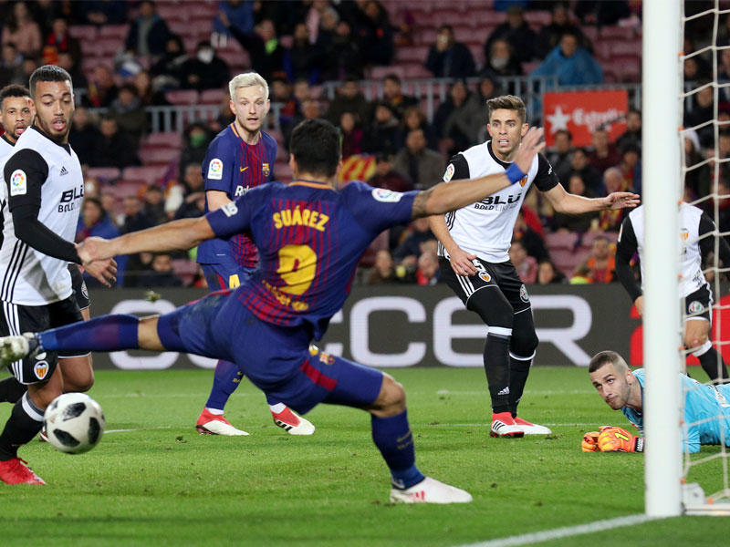 سواريز نجم برشلونة يضيع فرصة أمام مرمى فالنسيا