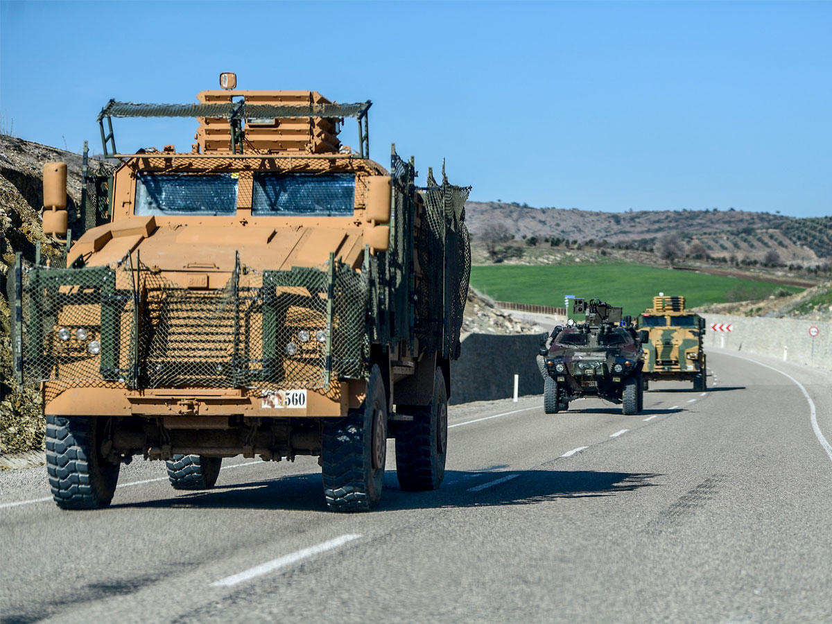 قافلة عسكرية تركية بنقل جنود إلى الحدود في منطقة كولبابا بالقرب من الحدود التركية السورية