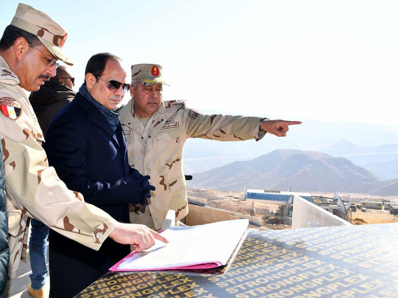 السيسي متفقداً العمل في جبل الجلالة أمس      (الجريدة)