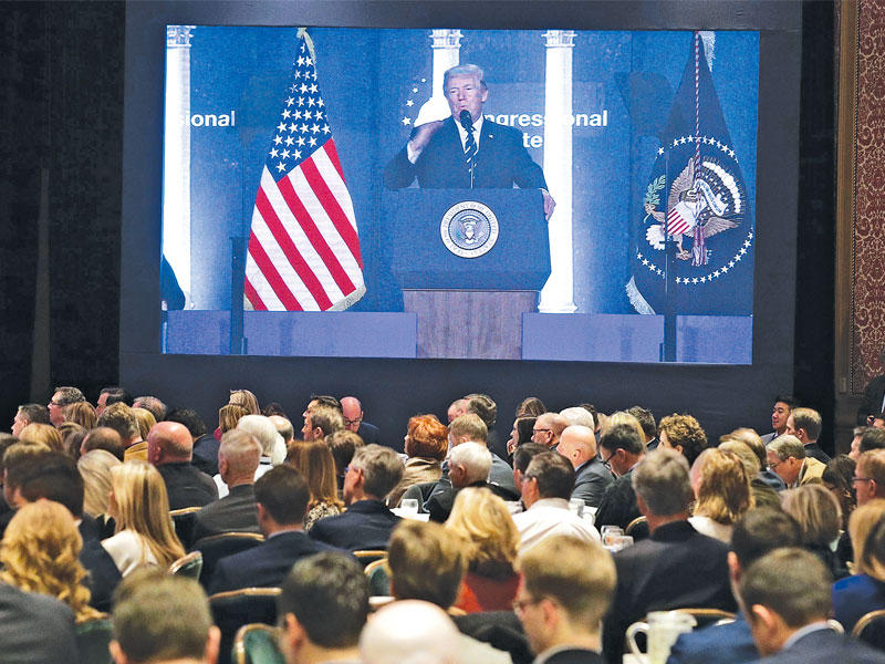  ترامب متحدّثاً أمام اللجنة الوطنية الجمهورية في «لقاء الشتاء» السنوي في واشنطن أمس الأول   (رويترز) 