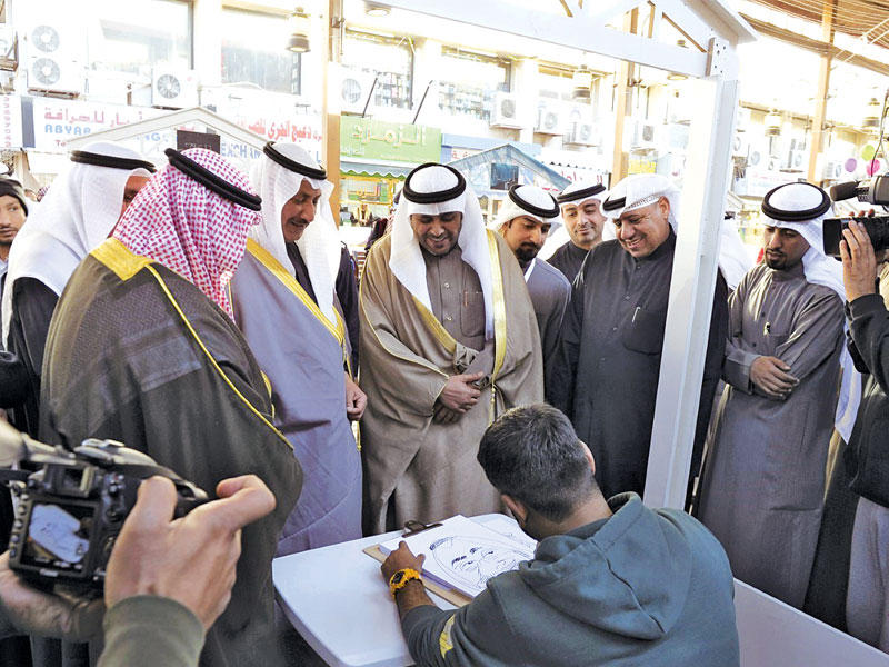 الجبري والرومي خلال جولتهما بمعرض المبادرات الشبابية في المباركية 