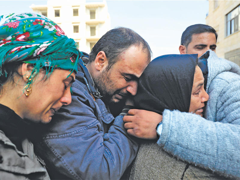 عائلة المقاتلة الكردية بارين كوباني خلال تجمع تأبيني لها في عفرين أمس (أ ف ب)