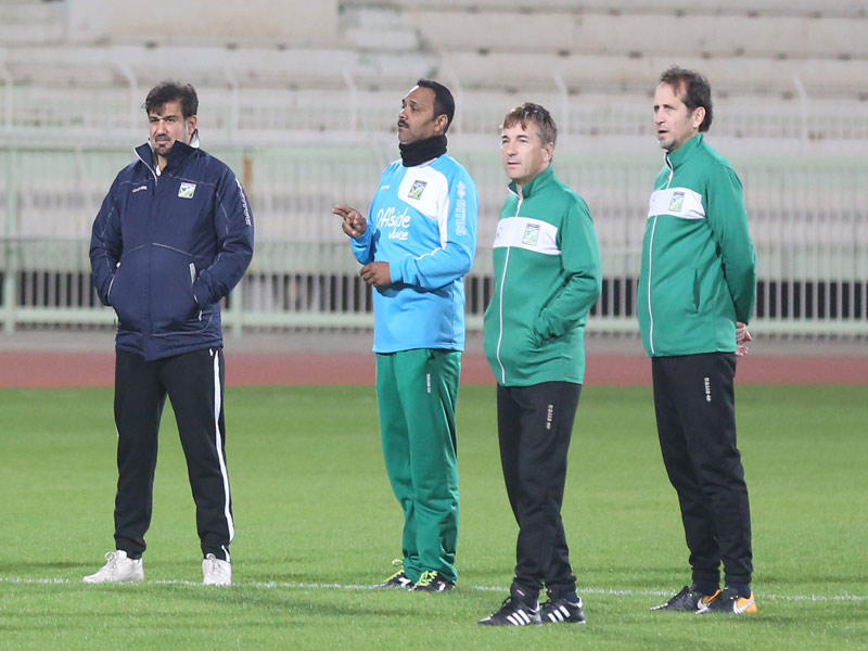 الجهاز الفني لفريق الكرة بالنادي العربي