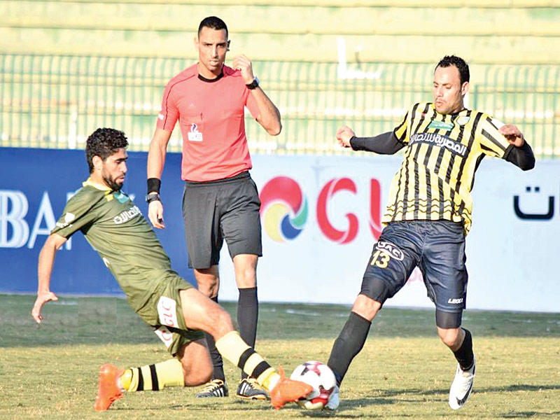 حسام باولو لاعب المقاولون في صراع على الكرة مع لاعب الأسيوطي 