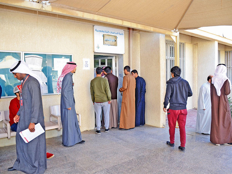 تجمع الطلبة أمام مكتب التسجيل لاستكمال الجداول الدراسية