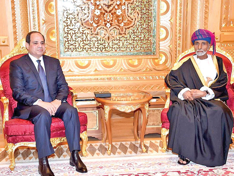 السلطان قابوس مستقبلاً السيسي أمس
