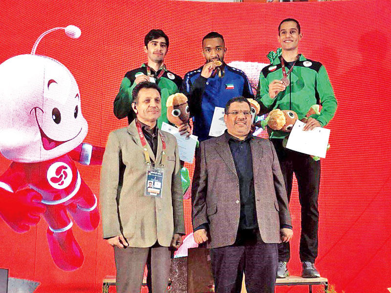 الزيد بطل مسابقة السباعي على منصة التتويج