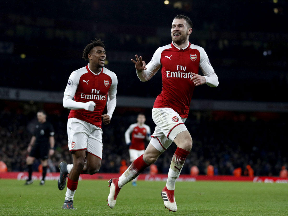 رامسي نجم أرسنال يحتفل بالهدف الخامس في مرمى إيفرتون