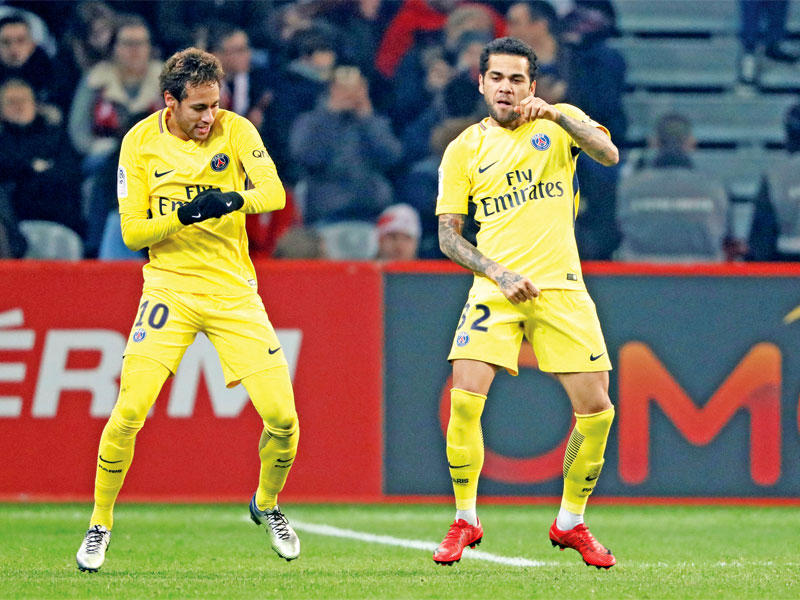 الفيش ونيمار يحتفلان على طريقتهما الخاصة