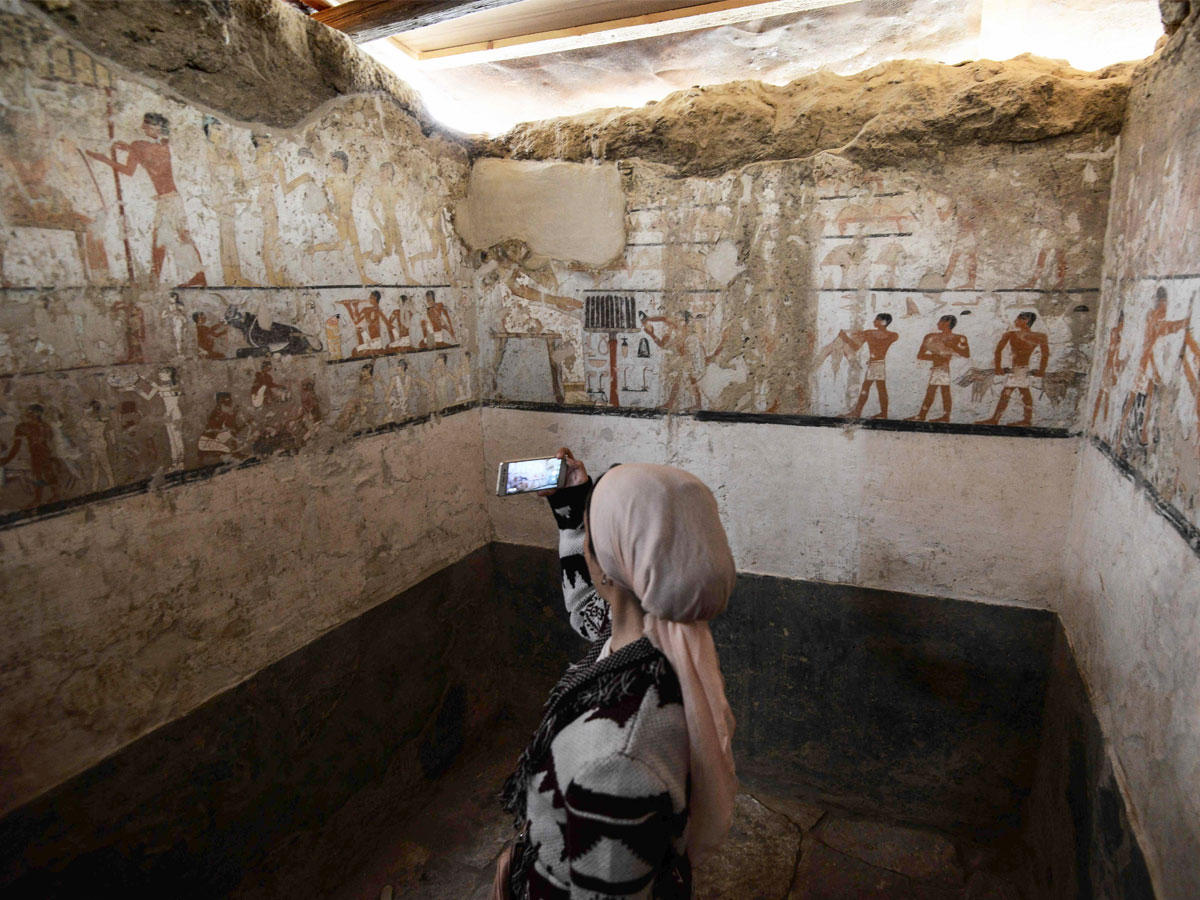 امرأة تأخذ صورة داخل قبر كاهنة المملكة القديمة