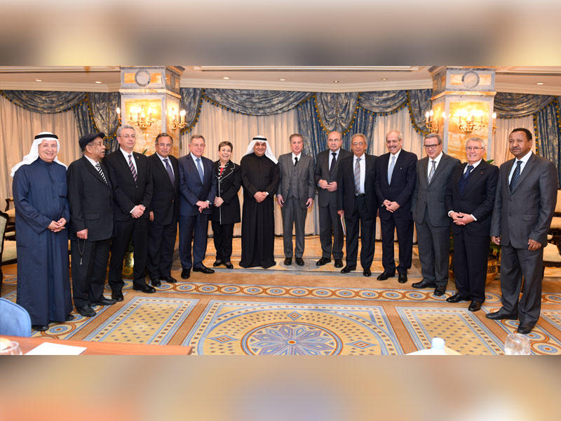 رئيس وأعضاء مجلس العلاقات العربية والدولية في لقطة تذكارية عقب اجتماعهم أمس (تصوير نوفل إبراهيم)