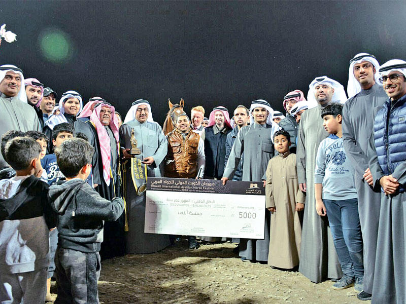 مسؤولو «بيتك» أثناء توزيع الجوائز على أحد الفائزين