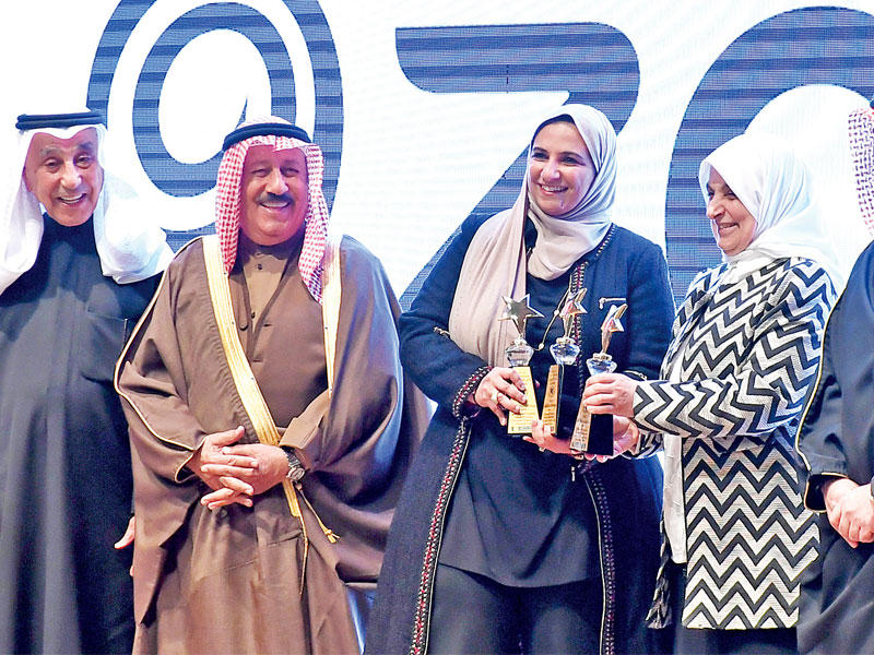 الشيخة موضي الجراح تتسلم جوائز «زين»