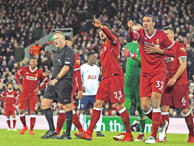 لاعبو ليفربول في جدال مع حكم المباراة وحكم الراية