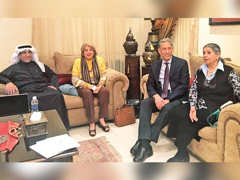 من اليمين فاطمة حسين وطالب الرفاعي وليلى العثمان وعلي العنزي 